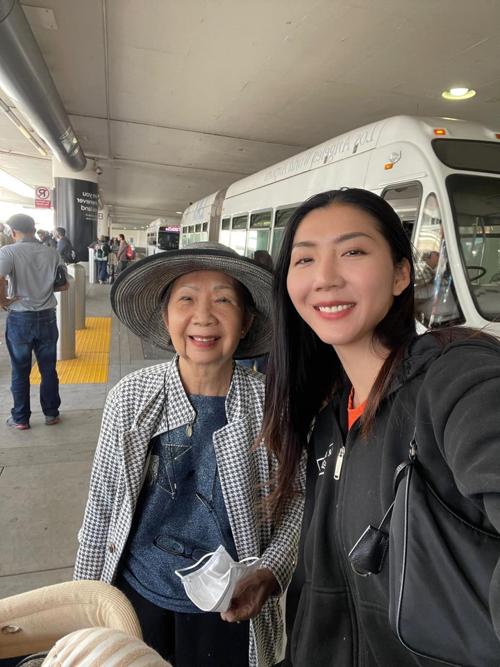 Ngọc Quyên mừng tủi gặp lại mẹ trên đất Mỹ sau 2 năm xa cách - 1