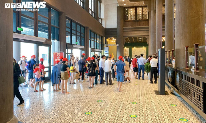 Du khách đi nghỉ lễ Giỗ Tổ Hùng Vương, cảng tàu du lịch Hạ Long hết 'ngủ đông' - 3