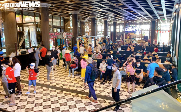 Du khách đi nghỉ lễ Giỗ Tổ Hùng Vương, cảng tàu du lịch Hạ Long hết 'ngủ đông' - 4