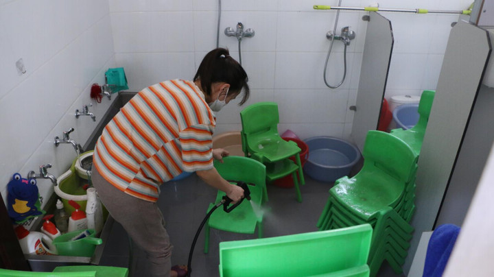 Trường mầm non Hà Nội tất bật dọn dẹp sẵn sàng cho 'ngày hội đón trẻ' - 5