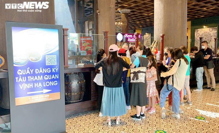 Du khách đi nghỉ lễ Giỗ Tổ Hùng Vương, cảng tàu du lịch Hạ Long hết 'ngủ đông' - 5