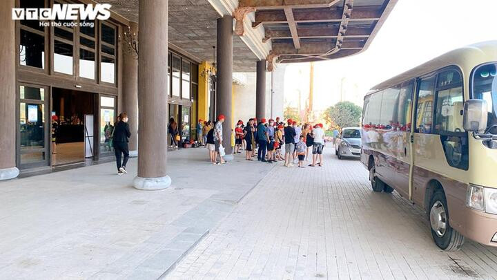 Du khách đi nghỉ lễ Giỗ Tổ Hùng Vương, cảng tàu du lịch Hạ Long hết 'ngủ đông' - 6