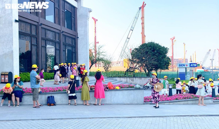 Du khách đi nghỉ lễ Giỗ Tổ Hùng Vương, cảng tàu du lịch Hạ Long hết 'ngủ đông' - 7