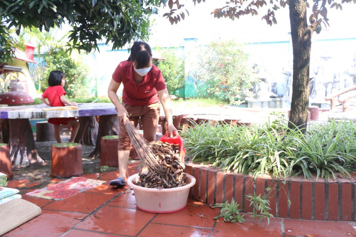 Trường mầm non Hà Nội tất bật dọn dẹp sẵn sàng cho 'ngày hội đón trẻ' - 11