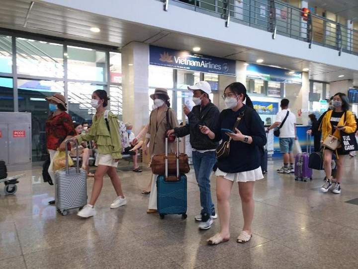 Người dân ùn ùn đổ về sân bay Tân Sơn Nhất để đi chơi lễ - 2