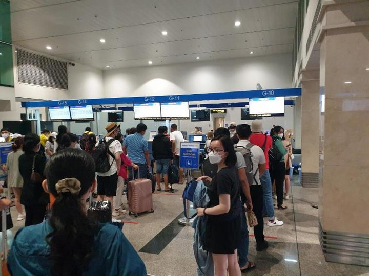 Người dân ùn ùn đổ về sân bay Tân Sơn Nhất để đi chơi lễ - 3