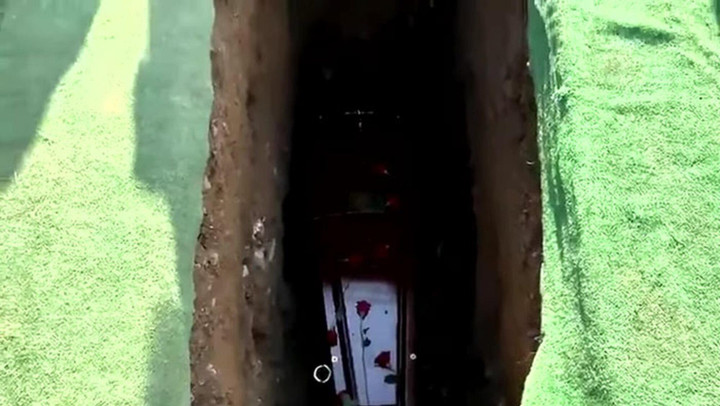 Quan tài giữa lễ tang bất ngờ phát ra tiếng kêu cứu khiến khách mời bối rối - 2