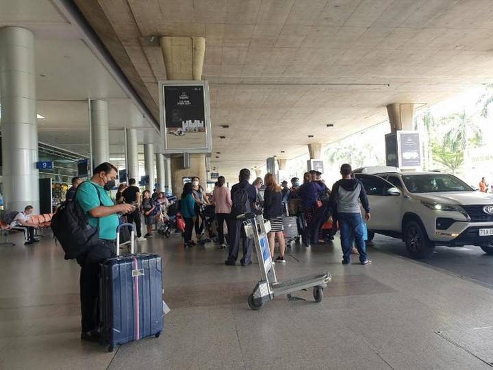 Người dân ùn ùn đổ về sân bay Tân Sơn Nhất để đi chơi lễ - 9