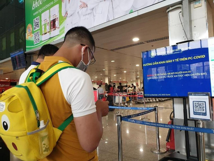 Người dân ùn ùn đổ về sân bay Tân Sơn Nhất để đi chơi lễ - 6