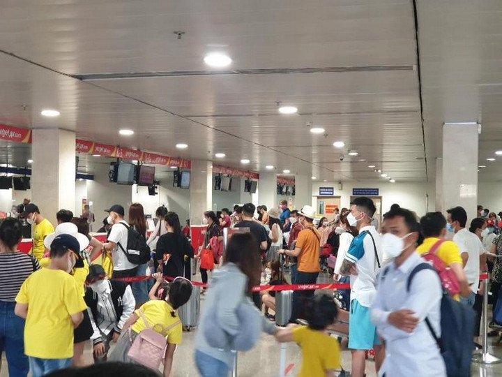 Người dân ùn ùn đổ về sân bay Tân Sơn Nhất để đi chơi lễ - 5