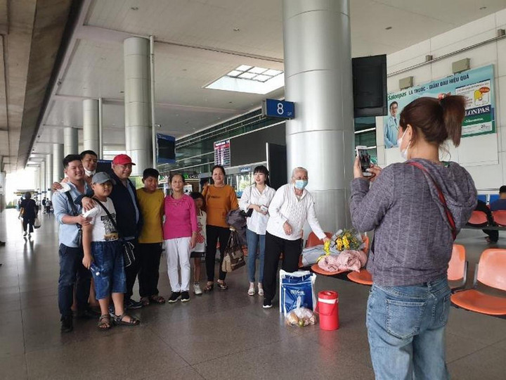 Người dân ùn ùn đổ về sân bay Tân Sơn Nhất để đi chơi lễ - 10