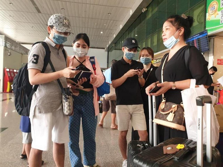 Người dân ùn ùn đổ về sân bay Tân Sơn Nhất để đi chơi lễ - 7