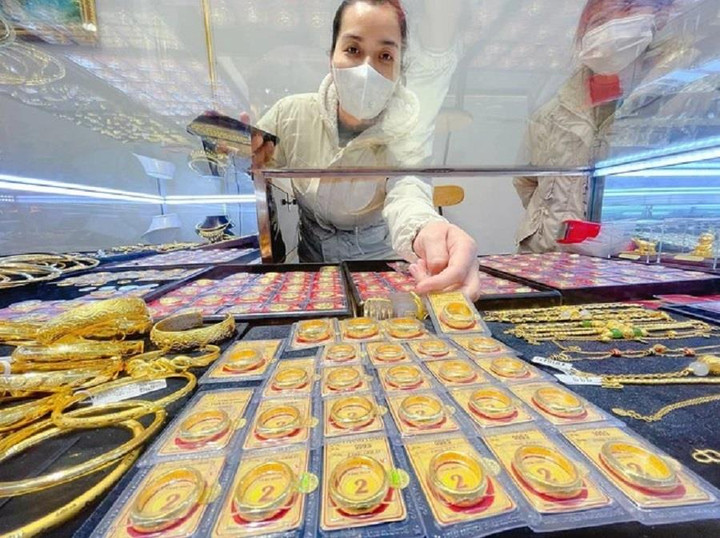 Vàng SJC sắp chạm 70 triệu đồng/lượng, nhiều người chờ 'xả hàng' - 1