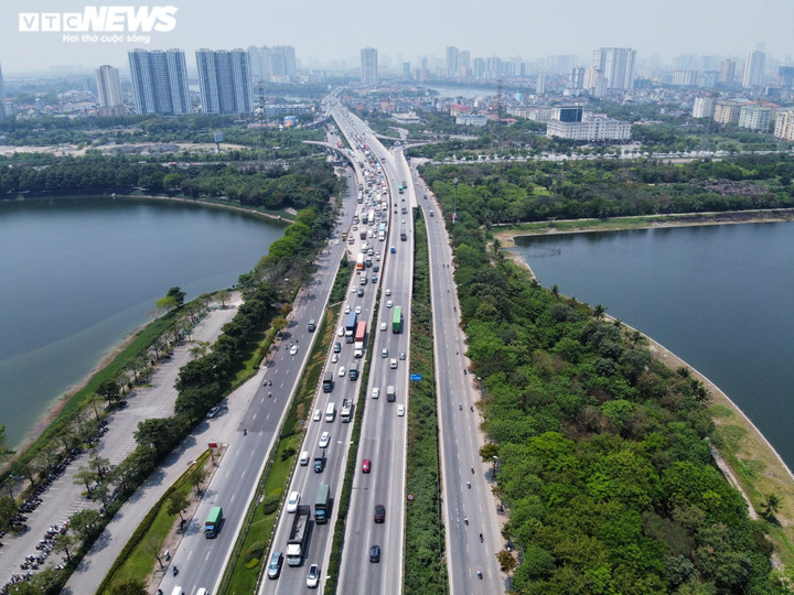  Ùn tắc kéo dài ở cửa ngõ Hà Nội trong ngày đầu nghỉ lễ Giỗ Tổ Hùng Vương - 1