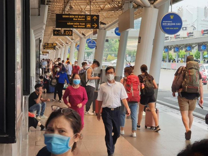 Người dân ùn ùn đổ về sân bay Tân Sơn Nhất để đi chơi lễ - 1