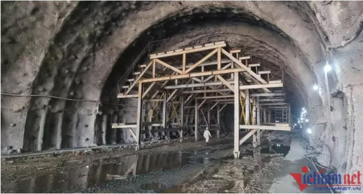 Thông hầm chui cao tốc Bắc - Nam, trăm công nhân không nghỉ lễ giỗ Tổ - 10