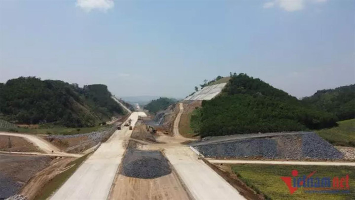 Thông hầm chui cao tốc Bắc - Nam, trăm công nhân không nghỉ lễ giỗ Tổ - 4