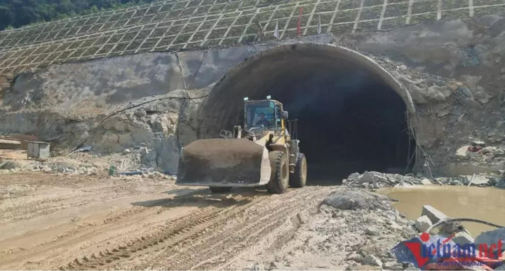 Thông hầm chui cao tốc Bắc - Nam, trăm công nhân không nghỉ lễ giỗ Tổ - 9