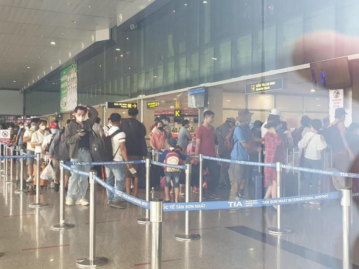 Người dân ùn ùn đổ về sân bay Tân Sơn Nhất để đi chơi lễ - 8