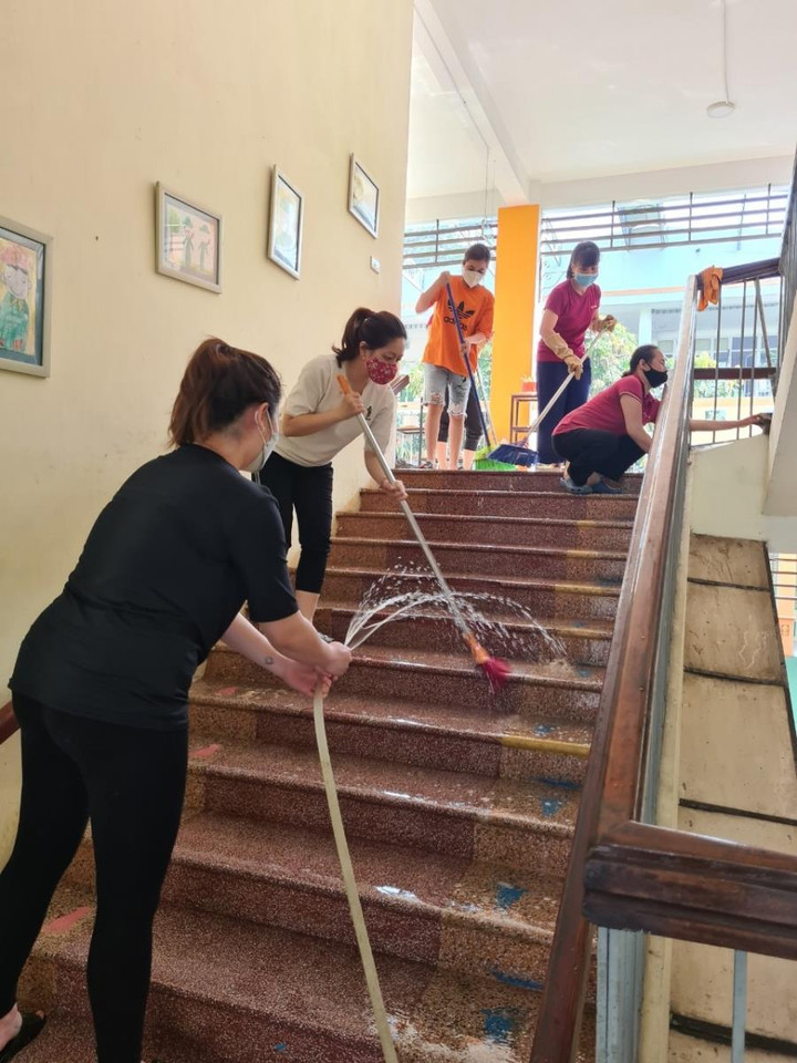 Trường mầm non Hà Nội tất bật dọn dẹp sẵn sàng cho 'ngày hội đón trẻ' - 14