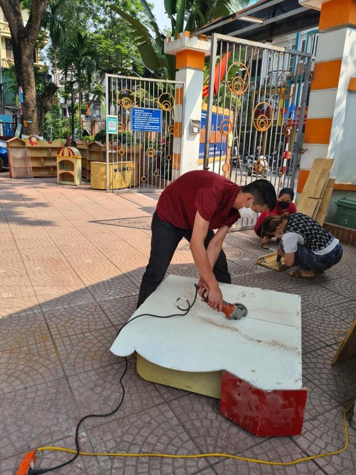 Trường mầm non Hà Nội tất bật dọn dẹp sẵn sàng cho 'ngày hội đón trẻ' - 16