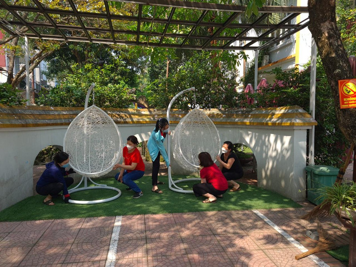 Trường mầm non Hà Nội tất bật dọn dẹp sẵn sàng cho 'ngày hội đón trẻ' - 19