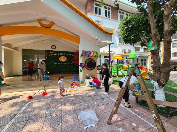 Trường mầm non Hà Nội tất bật dọn dẹp sẵn sàng cho 'ngày hội đón trẻ' - 17
