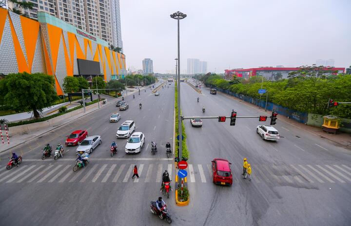 Ảnh: Đường phố Hà Nội vắng lặng trong ngày Giỗ Tổ - 1