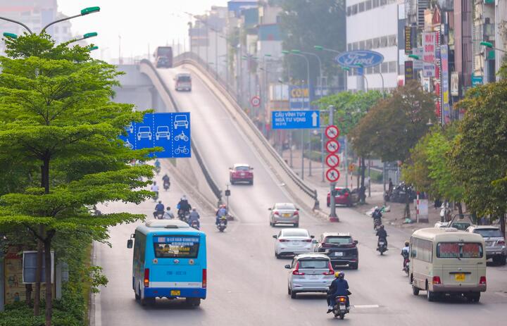Ảnh: Đường phố Hà Nội vắng lặng trong ngày Giỗ Tổ - 3