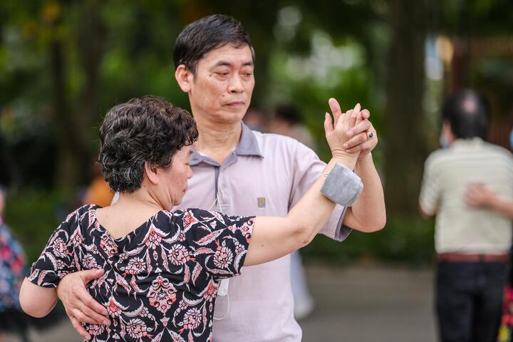 Ảnh: Đường phố Hà Nội vắng lặng trong ngày Giỗ Tổ - 8