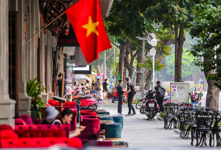 Ảnh: Đường phố Hà Nội vắng lặng trong ngày Giỗ Tổ - 10