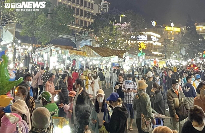 Ảnh: Du khách ùn ùn đổ về Đà Lạt, các tuyến phố trung tâm chật ních xe - 12
