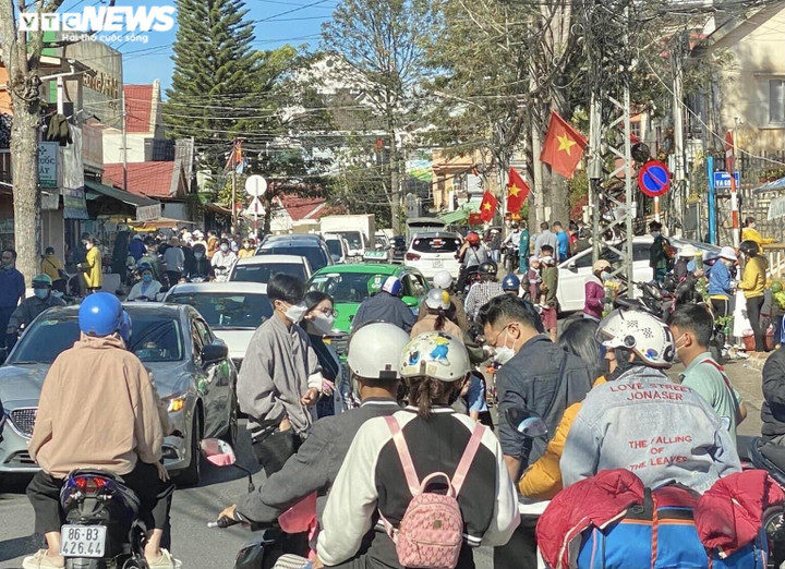 Ảnh: Du khách ùn ùn đổ về Đà Lạt, các tuyến phố trung tâm chật ních xe - 3