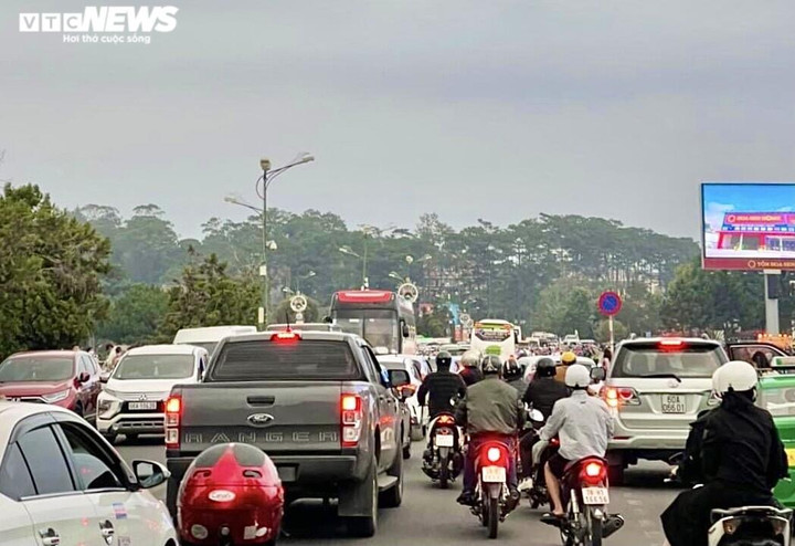 Ảnh: Du khách ùn ùn đổ về Đà Lạt, các tuyến phố trung tâm chật ních xe - 5