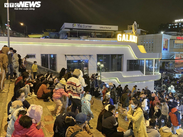 Ảnh: Du khách ùn ùn đổ về Đà Lạt, các tuyến phố trung tâm chật ních xe - 8