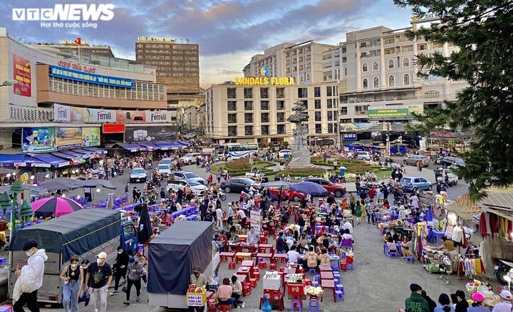 Ảnh: Du khách ùn ùn đổ về Đà Lạt, các tuyến phố trung tâm chật ních xe - 4