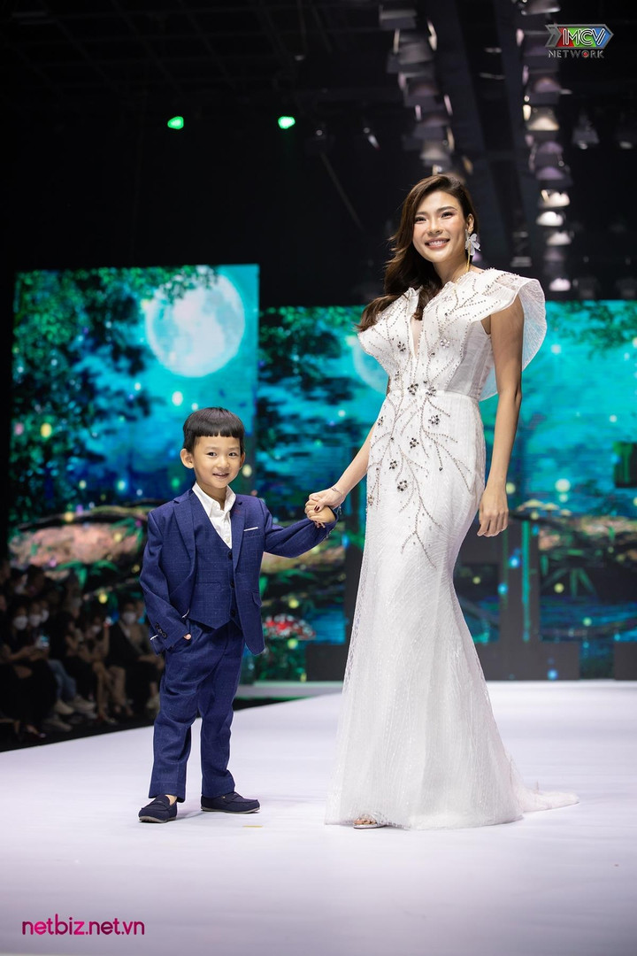 Thúy Diễm hôn con trai ngay trên sân khấu 'Tuần lễ thời trang trẻ em 2022' - 3