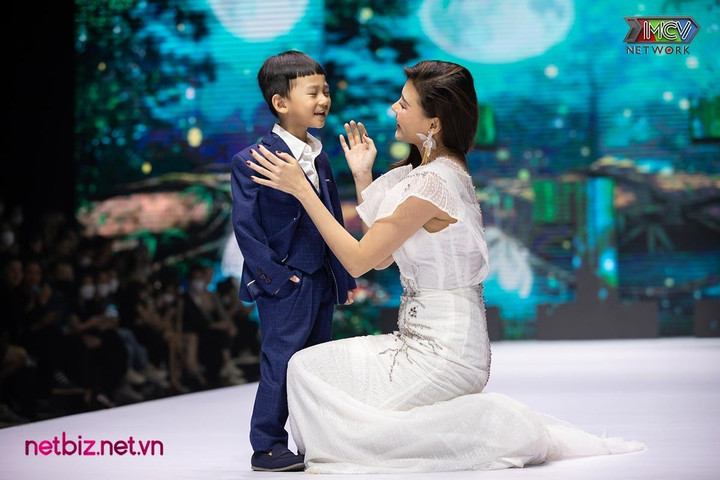 Thúy Diễm hôn con trai ngay trên sân khấu 'Tuần lễ thời trang trẻ em 2022' - 4