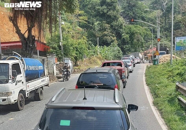 Ảnh: Du khách ùn ùn đổ về Đà Lạt, các tuyến phố trung tâm chật ních xe - 6