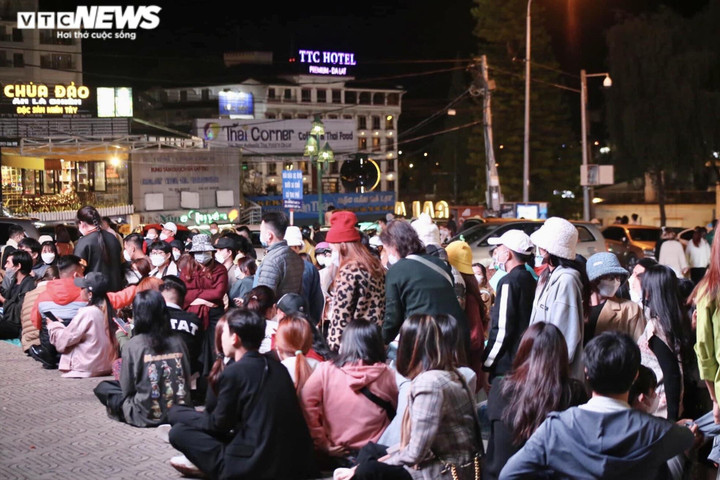 Ảnh: Du khách ùn ùn đổ về Đà Lạt, các tuyến phố trung tâm chật ních xe - 10