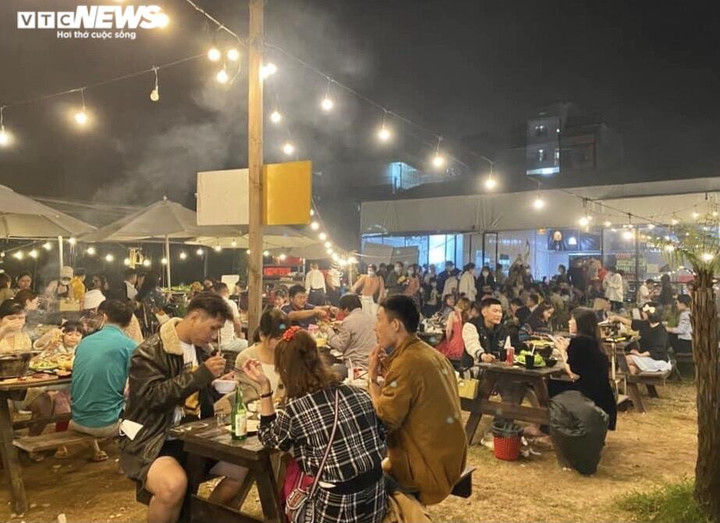 Ảnh: Du khách ùn ùn đổ về Đà Lạt, các tuyến phố trung tâm chật ních xe - 11