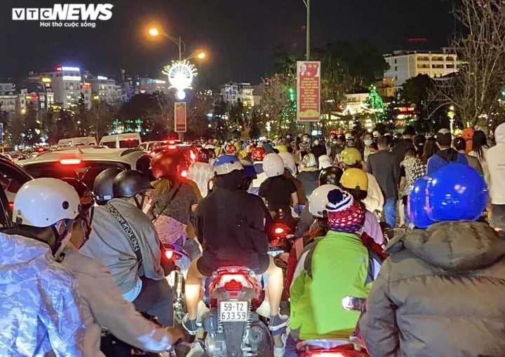 Ảnh: Du khách ùn ùn đổ về Đà Lạt, các tuyến phố trung tâm chật ních xe - 13