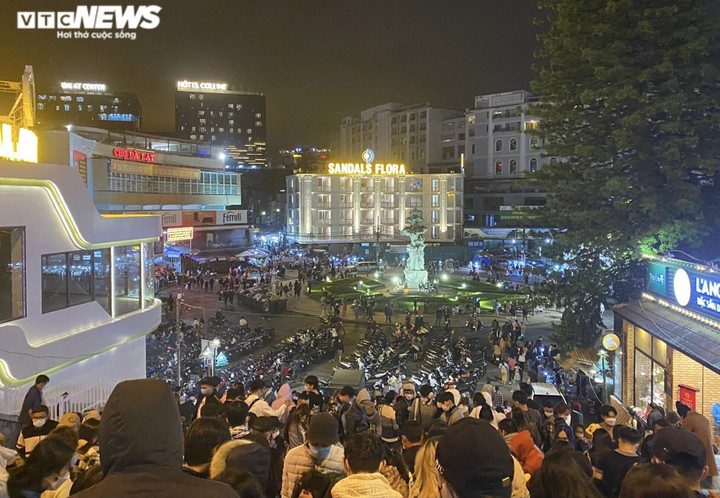 Ảnh: Du khách ùn ùn đổ về Đà Lạt, các tuyến phố trung tâm chật ních xe - 7