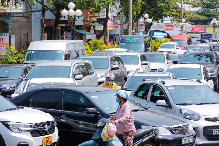Kẹt xe dài cả km ở trung tâm TP Vũng Tàu - 3