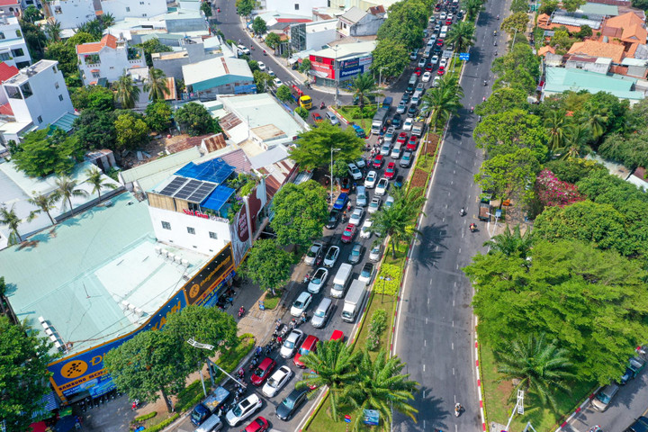 Kẹt xe dài cả km ở trung tâm TP Vũng Tàu - 4