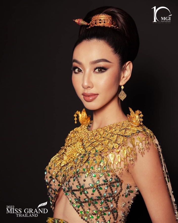 Hoa hậu Thuỳ Tiên xử đẹp mọi sự cố trên sàn diễn