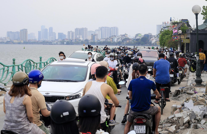 Hà Nội: Cà phê ven hồ kín chỗ dịp giỗ Tổ - 10