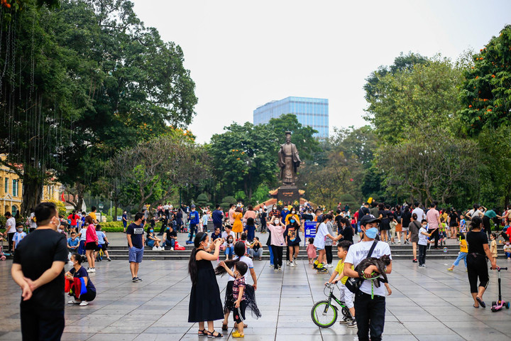 Hà Nội: Cà phê ven hồ kín chỗ dịp giỗ Tổ - 11