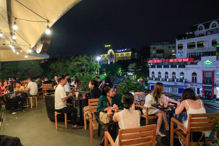 Hà Nội: Cà phê ven hồ kín chỗ dịp giỗ Tổ - 12