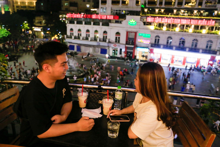 Hà Nội: Cà phê ven hồ kín chỗ dịp giỗ Tổ - 13